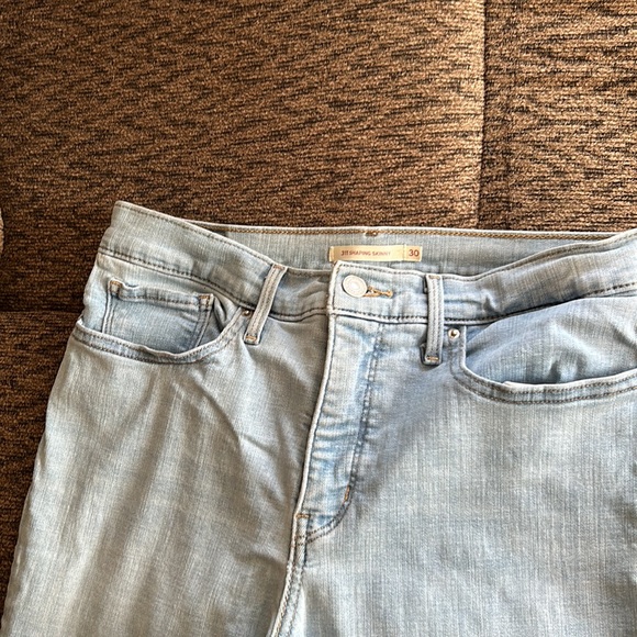 Womens Levi’s light blue skinny jeans - Picture 2 of 3